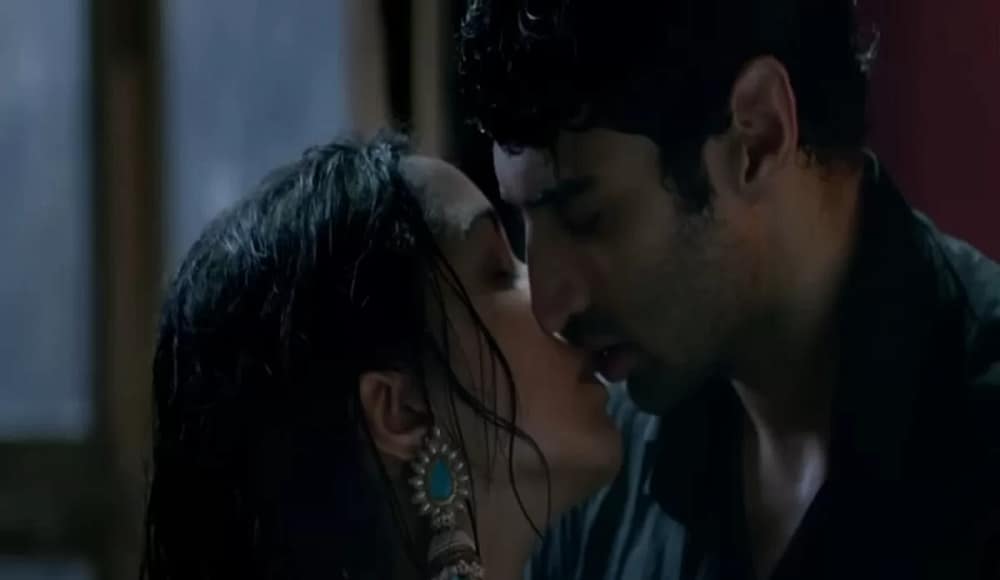 Aditya Roy Kapur and Shraddha Kapoor in the movie Aashiqui 2 singing and performing to 'Tum Hi Ho'. This is one of the best Hindi Love Songs