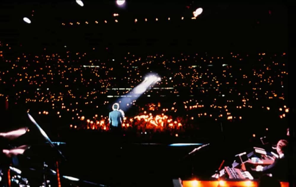 Julio Iglesias in concert in front of a huge crowd