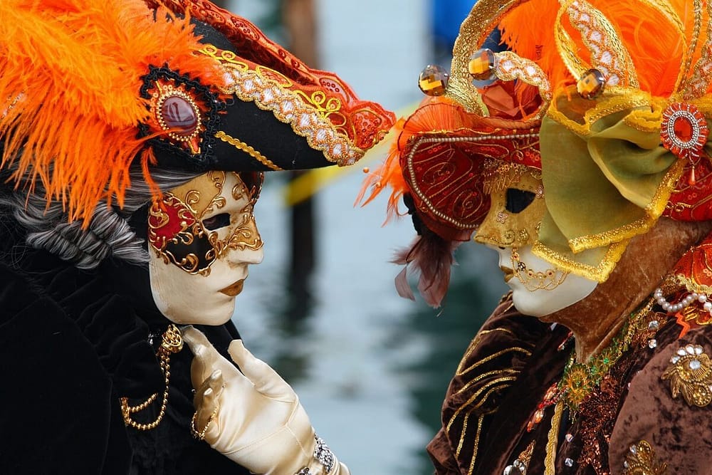The joy of sweet serenade songs: Masked Couples in love at the Carnevale in Venice